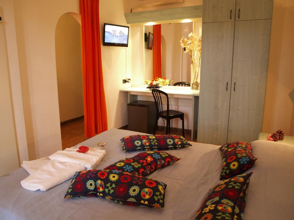 Club Esse Cala Bitta Hotel Baja Sardinia Szoba fotó